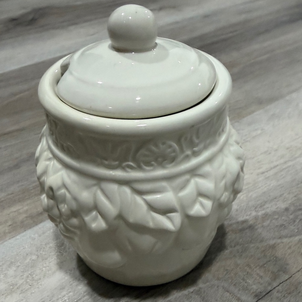 Young’s 1997 White Ceramic Grape Canister Embossed Vineyard Kitchen Storage Jar